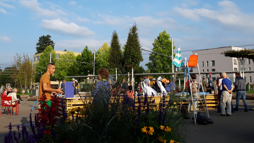 Viele Menschen auf dem Ansermtzplatz an einem Sommerabend