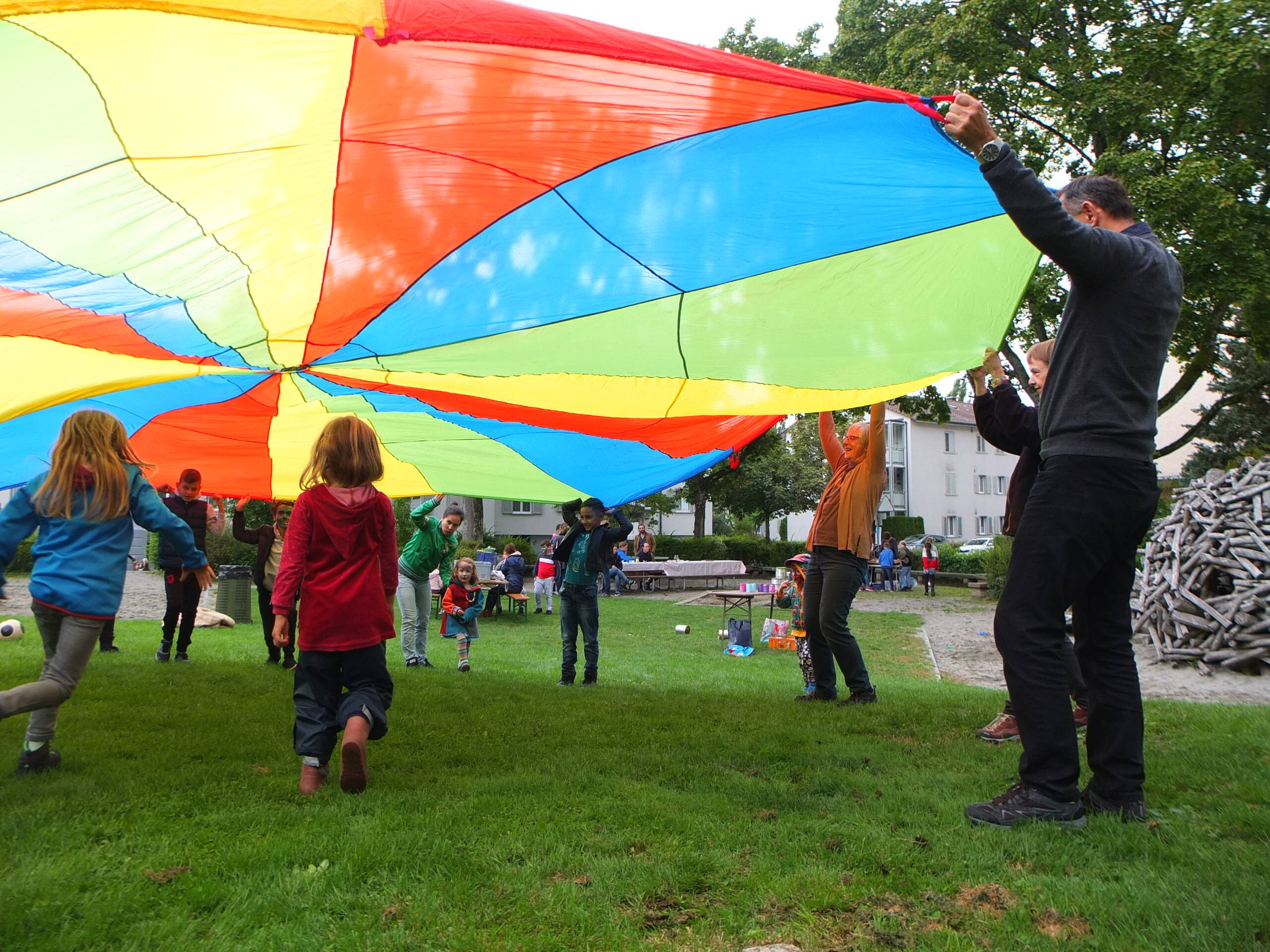 Spielende Kinder auf dem Biberspielplatz.