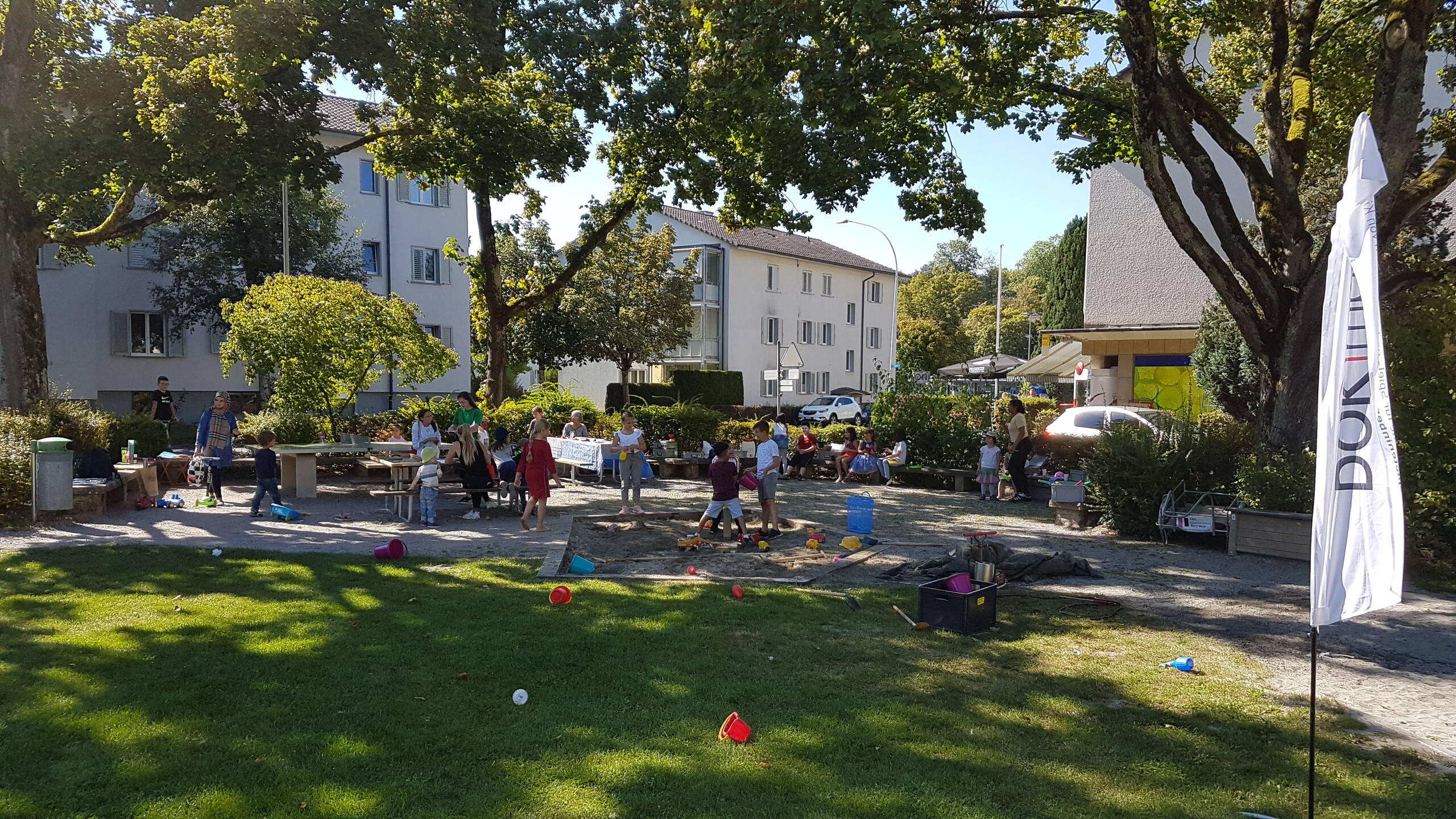 spielende Kinder auf dem Biberspielplatz.