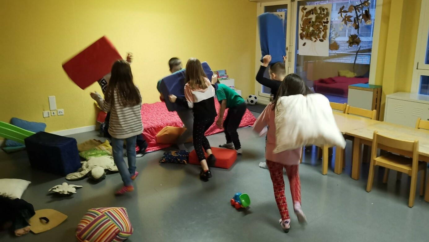 Kinder am spielen drinnen