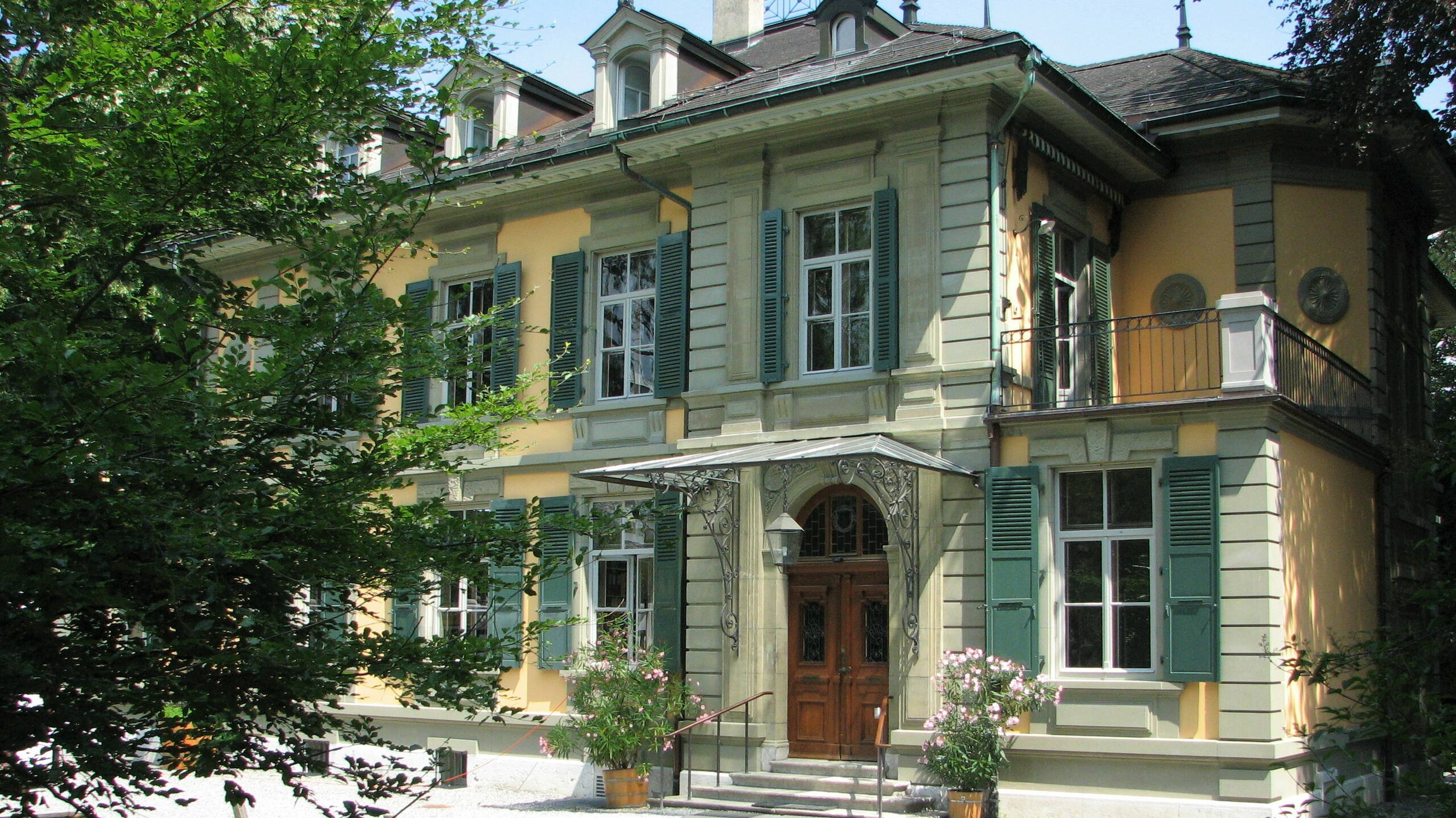 Haupteingang der Villa Stucki