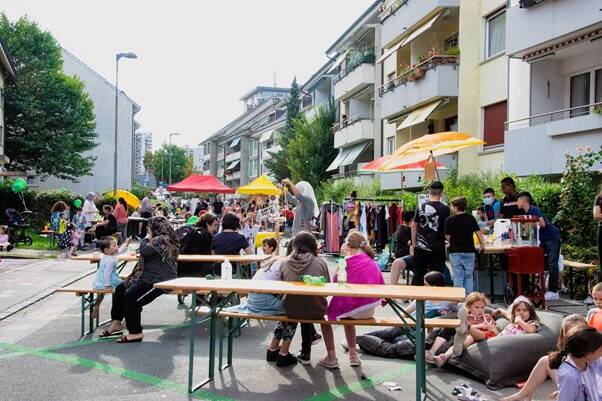 Belebte Looslistrasse am Strassenfest Untermatt 2021