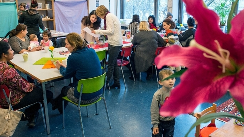 Frauen und Kinder im Elterncafé