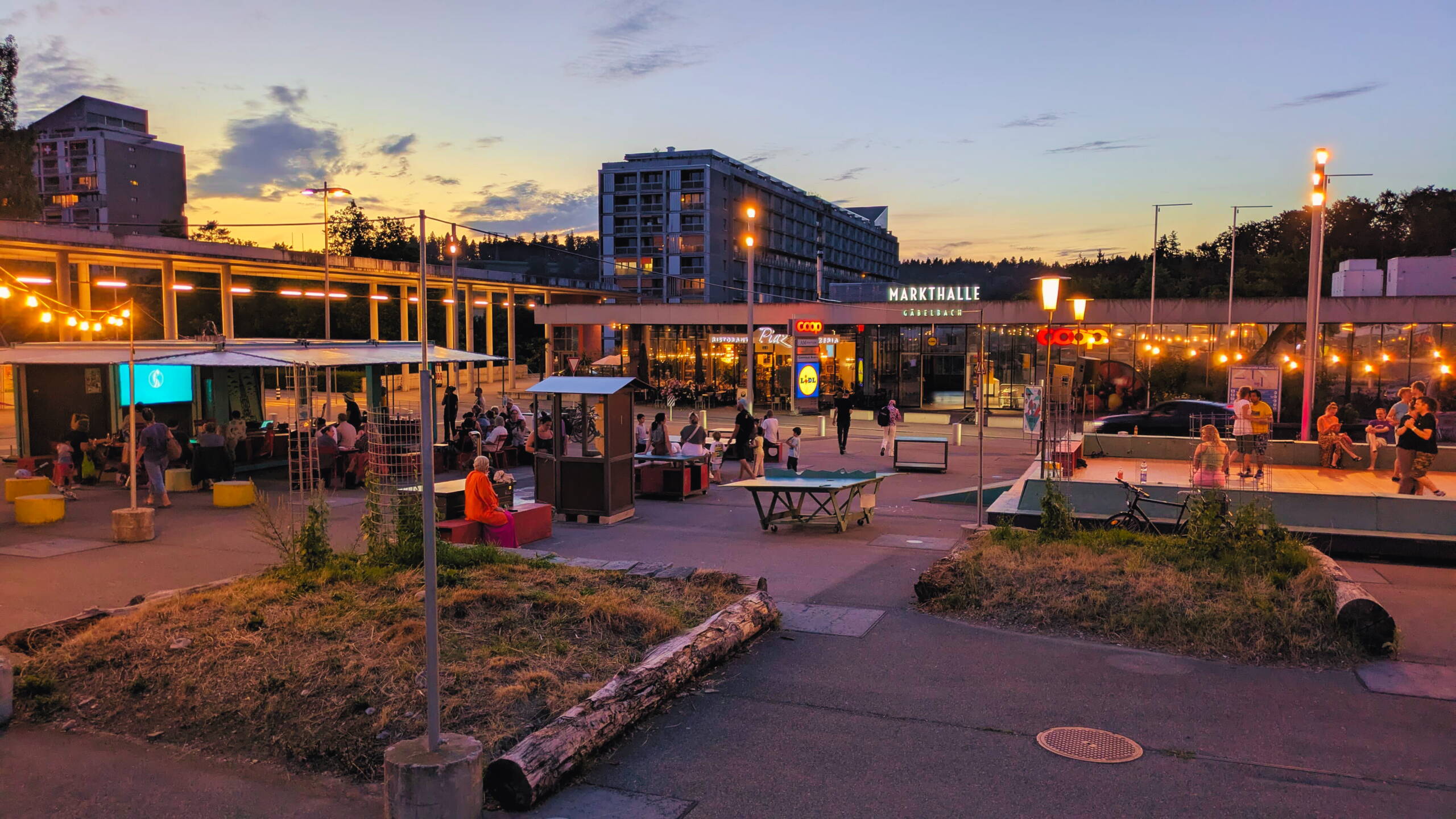 Abendstimmung auf dem Ansermetplatz